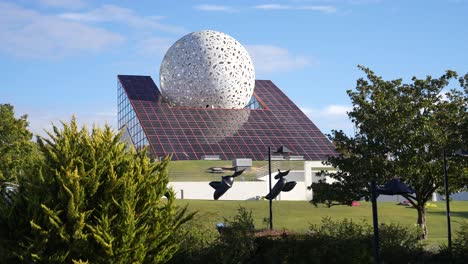 Astra-Construye-Experiencias-Divertidas-Con-Un-Diseño-De-Esfera-Gigante-En-El-Parque-Temático-Futuroscope-Que-Contiene-Diapositivas,-Toma-Amplia