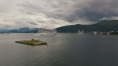 Luxury-cruise-ship-arrives-at-Ålesund-in-Sunnmøre,-Norway