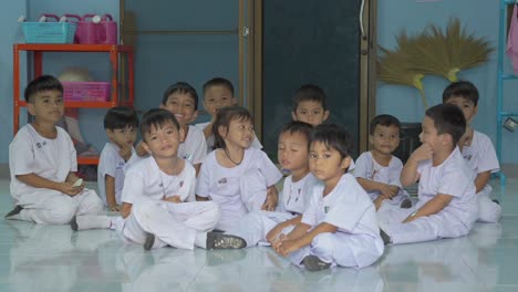 Thailändische-Schulkinder-In-Strahlend-Weißen-Uniformen-Winken-Freudig-In-Die-Kamera-Und-Strahlen-Den-Geist-Der-Jugend-Und-Bildung-Aus