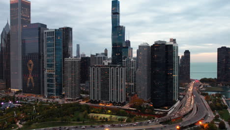 Hyperlapse-Drohnenaufnahme-Des-Verkehrs-Auf-Der-Seeuferauffahrt-Vor-Der-New-Eastside-Und-Den-Parks-Von-Chicago