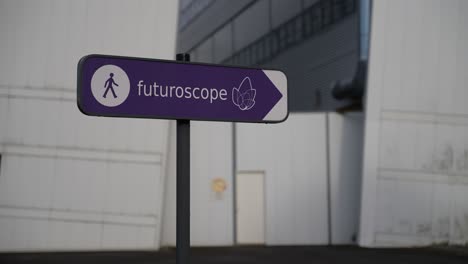 Straßenschild,-Das-Auf-Den-Eingang-Des-Futuroskop-Themenparks-Zeigt,-Nahaufnahme