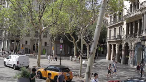 Video-Estático-De-Gente-Pasando-En-Una-Zona-Concurrida-De-Barcelona,-España.