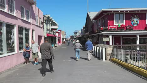 Spaziergänger-Am-Fisherman&#39;s-Wharf-Mit-Bunten-Laden--Und-Restauranthäusern-Aus-Holz