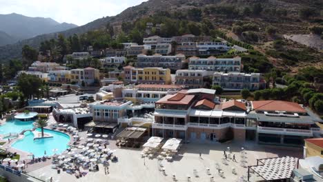 Complejo-Vacacional-En-La-Playa-Y-El-Parque-Acuático-De-Fodele-En-La-Isla-De-Creta,-Grecia,-Vista-Aérea