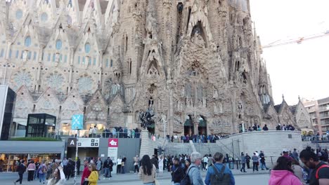 Crowd-of-Tourists-visit-UNESCO-Architectural-Church-in-Barcelona-Sagrada-Familia