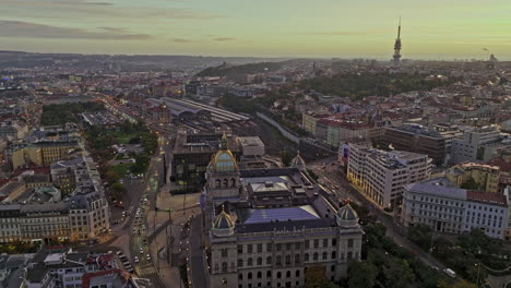 Praga-Chequia-Vista-Aérea-V77-A-Vista-De-Pájaro,-Vuela-Alrededor-Del-Museo-Nacional-Capturando-Exteriores-Ornamentados-De-La-Arquitectura-Neorrenacentista-Y-El-Paisaje-Urbano-Al-Amanecer---Filmado-Con-Cine-Mavic-3---Noviembre-De-2022