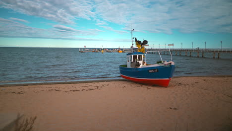 Fischerboot-Vor-Anker-Am-Wunderschönen-Strand
