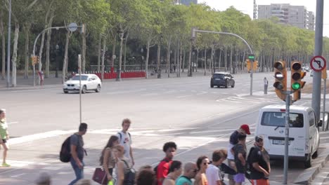 Vorbei-An-Der-Straßenbahnhaltestelle-In-Barcelona