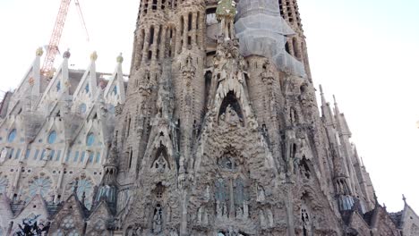 Los-Turistas-Visitan-La-Iglesia-De-La-Sagrada-Familia-En-Construcción-En-Barcelona-Por-Gaudí.