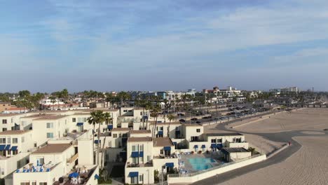 Drohnenaufnahme-Von-Eigentumswohnungen-Und-Spielplatz-In-Huntington-Beach-City,-Kalifornien