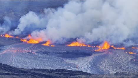 Toma-Panorámica-Cinematográfica-Con-Lente-Larga-De-Fuentes-De-Lava-Que-Brotan-Del-Kilauea-Durante-La-Puesta-De-Sol-En-El-Primer-Día-De-Erupción-En-El-Parque-Nacional-De-Los-Volcanes-De-Hawaii