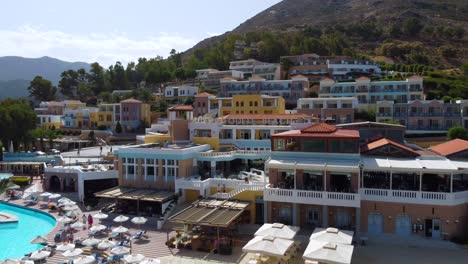 Complejo-Vacacional-En-La-Playa-Y-El-Parque-Acuático-De-Fodele-En-La-Isla-De-Creta,-Grecia,-Vista-Aérea