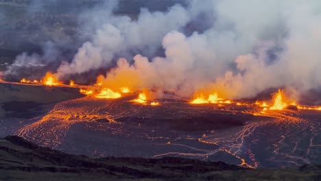Toma-Cinematográfica-De-Lente-Larga-Del-Lago-De-Lava-Iluminado-Mientras-El-Volcán-Kilauea-Entra-En-Erupción-Al-Atardecer-En-La-Primera-Noche-De-Actividad-En-El-Parque-Nacional-De-Los-Volcanes-De-Hawaii