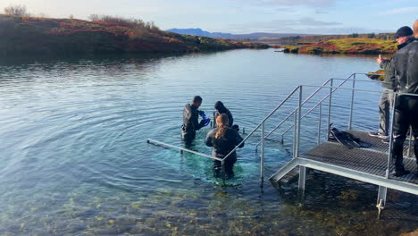 Kunde-Versucht-Schnorcheln-Mit-Einer-Tauchschule-In-Den-Kalten-Gewässern-Von-Silfra,-Island