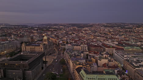 Praga-Chequia-Vuelo-Aéreo-V76-Alrededor-Del-Museo-Nacional,-Capturando-El-Tráfico-Intenso-En-Wilsonova-Y-El-Paisaje-Urbano-Panorámico-A-Través-De-Vinohrady-Y-Zizkov-Al-Amanecer---Filmado-Con-Mavic-3-Cine---Noviembre-De-2022