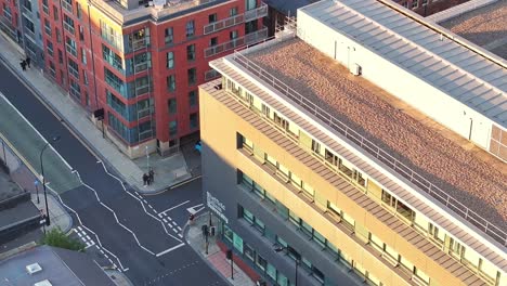 Luftaufnahmen-Aus-Der-Vogelperspektive,-Modernes-Viertel-Mit-Dach-Und-Fahrenden-Autos-In-Sheffield-City
