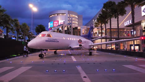 Exhibición-De-Una-Réplica-A-Tamaño-Real-De-Un-Avión-Ubicada-Afuera-De-Un-Centro-Comercial