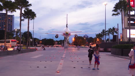 Turistas-Y-Compradores-Disfrutando-De-Un-Paseo-Por-La-Tarde-Frente-A-Un-Popular-Centro-Comercial-En-Pattaya,-En-La-Provincia-De-Chonburi,-Tailandia