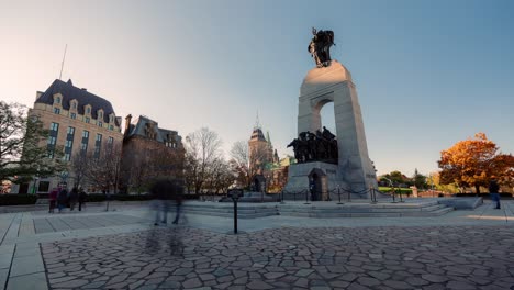 Timelapse-De-Personas-Caminando-Por-El-Monumento-Nacional-A-La-Guerra-Y-La-Tumba-Del-Soldado-Desconocido-En-Ottawa,-Ontario,-Canadá