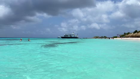 Kristallklares,-Transparentes,-Türkisfarbenes-Wasser-Am-Strand-Von-Klein-Curaçao,-Traumurlaubsziel-In-Little-Curaçao,-Der-Tropischen-Niederländischen-Karibikinsel,-Statische-4K-Aufnahme