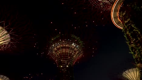 Mirando-Hacia-Los-Hermosos-Superárboles-Iluminados-En-Los-Jardines-Junto-A-La-Bahía-Por-La-Noche-En-Singapur