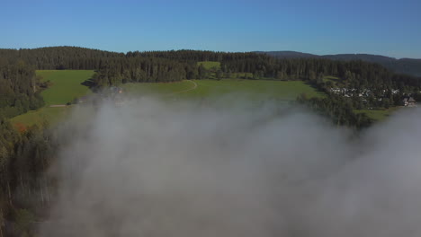 Vorwärts-Bewegender-Schuss-Durch-Wolken-über-Einem-Bergsee