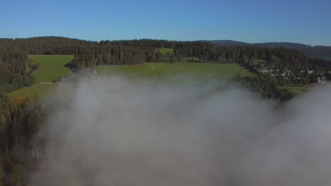 Disparo-En-Movimiento-Hacia-Adelante-A-Través-De-Las-Nubes-Sobre-Un-Lago-De-Montaña.