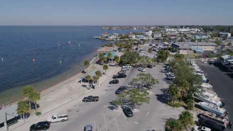 4K-Drohnenvideo-Vom-Strandpark-Und-Yachthafen-Am-Hudson-Beach-Am-Golf-Von-Mexiko-In-Florida
