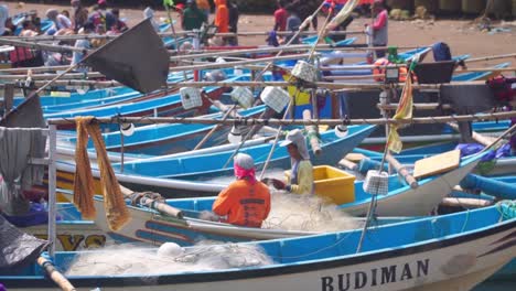 Pescador-En-El-Barco-Preparando-Equipo-Para-Ir-Al-Mar