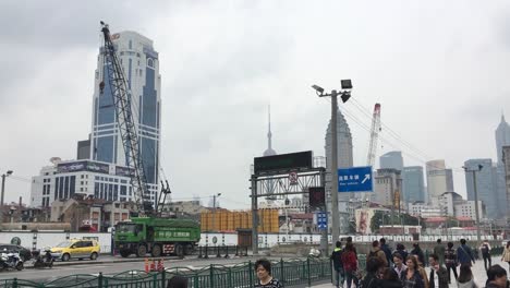 Shanghai-Wolkenkratzer-Im-Chinesischen-Smog-Mit-Herumlaufenden-Menschen,-Schwenkaufnahme