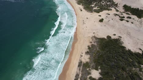 Strand-Mit-Meereswellen,-Die-Am-Sandigen-Ufer-In-Dark-Point-Aboriginal-Place,-New-South-Wales,-Australien-Plätschern-–-Luftaufnahme