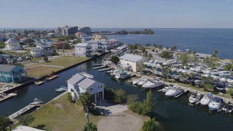4K-Drohnenvideo-Von-Booten-Im-Yachthafen-In-Hudson-Beach-Am-Golf-Von-Mexiko-In-Florida