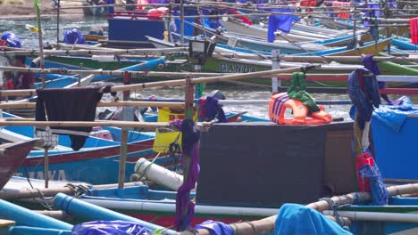 Traditionelle-Indonesische-Fischerboote-Liegen-Am-Strand