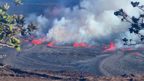 Toma-Panorámica-Cinematográfica-Con-Lente-Larga-De-Fuentes-De-Lava-Que-Brotan-Del-Kilauea-Mientras-Están-Enmarcadas-Por-Ramas-De-árboles-En-El-Primer-Día-De-Actividad-En-Septiembre-De-2023-En-La-Gran-Isla-De-Hawaii