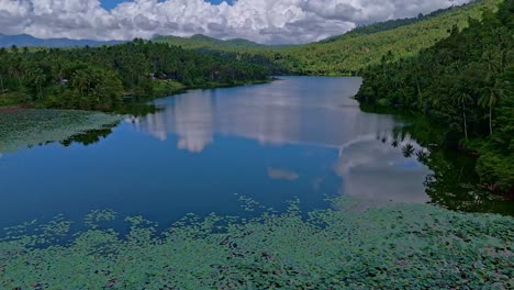 Timelapse-De-Nubes-Flotando-Sobre-El-Lago-Mahucdam-En-Un-Exuberante-Paisaje-Filipino