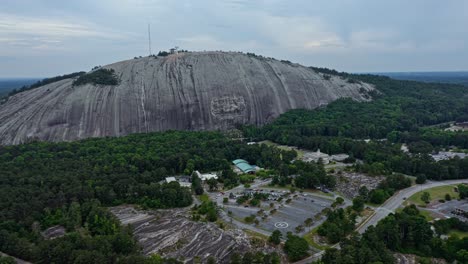 Aerial-approaching-shot-of-Granitic-rock-in-Stone-Mountain,-Georgia,-America