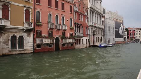Stadthäuser,-Architektur-Von-Venedig,-Blick-Vom-Boot-Aus,-Das-über-Den-Kanal-Segelt