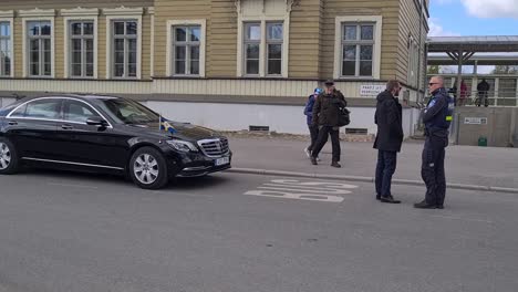 Banderas-De-Suecia-En-El-Coche-Mercedes-Esperando-La-Llegada-Del-Rey-De-Suecia