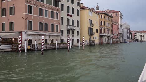 Besuchen-Sie-Das-Historische-Zentrum-Von-Venedig-In-Italien,-Fahren-Sie-Mit-Dem-Boot-Oder-Dem-Wasserbus-über-Den-Canal-Grande
