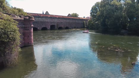 Historischer-Vauban-Staudamm-Im-Fluss-Ill-In-Straßburg,-Frankreich-Tagsüber