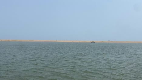 Ein-Touristenboot,-Das-Im-Fluss-In-Der-Nähe-Des-Chilika-Sees-In-Orissa-Segelt