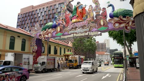 Vista-De-La-Colorida-Decoración-De-Diwali-Al-Inicio-De-La-Carretera-Serangoon-Durante-El-Día.