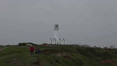 Toma-Estática-De-Turistas-Explorando-El-Faro-De-Flamborough-Head.