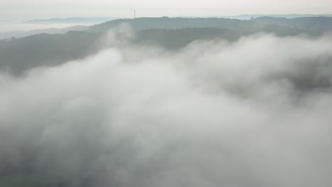 Dichte-Wolken-Bedecken-Die-Nebligen-Waldberge