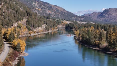 Gelassenheit-Mit-Der-Kabelfähre:-Malerische-Luftaufnahmen-Des-Thompson-River-Und-Der-Bewaldeten-Berge-Im-Herbst