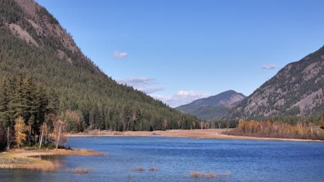Bergmosaik:-Die-McTaggart-Seen-Von-Dunn-Lake-Rd-Inmitten-Der-Herbstpalette