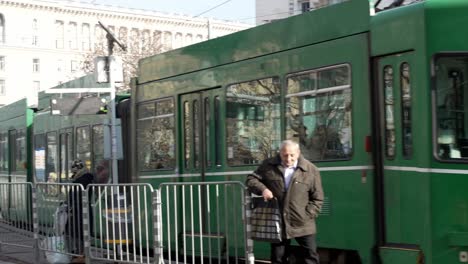 Típico-Tranvía-Verde-Que-Circula-Por-La-Zona-De-La-Estatua-De-Santa-Sofía-En-Bulgaria