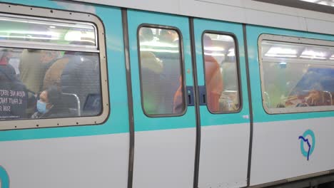 Train-stopping-with-passengers-at-an-underground-station-in-Paris,-France