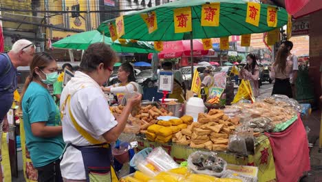 Los-Vendedores-Ambulantes-De-Comida-Están-Ocupados-Vendiendo-Y-Empacando-Comida-Para-Los-Clientes-Durante-Uno-De-Los-Eventos-Más-Singulares-De-Tailandia,-El-Festival-Vegetariano,-También-Conocido-Como-El-Festival-De-Los-Nueve-Dioses-Emperadores-En-Bangkok.