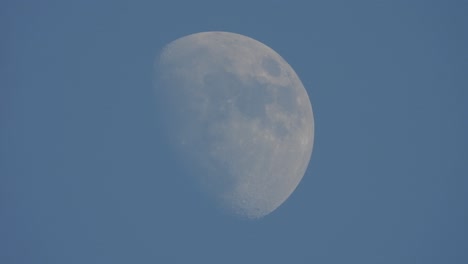 Mond-Am-Himmel-–-Außerhalb-Des-Mondes